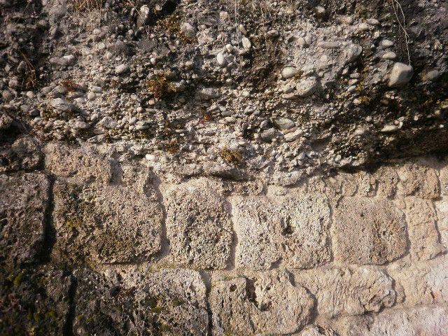 1. Unten Kalktuff, oben Nagelfluh (Foto: E.-J. Spindler) 1. Unten Kalktuff, oben Nagelfluh (Foto: E.-J. Spindler)