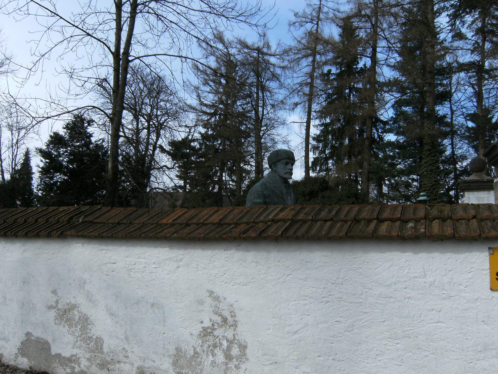 Schloß Guttenburg: Leninstatue (Ausflug 300)) (Foto: E.-J. Spindler) Schloß Guttenburg mit Leninstatue (Foto: E.-J. Spindler)