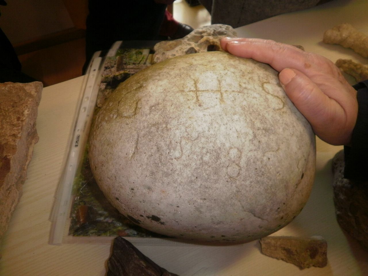 Fundamentstein von W. Hopfgartner von ca. 1580 (Foto: E.-J. Spindler) Fundamentstein von W. Hopfgartner von ca. 1580 (Foto: E.-J. Spindler)