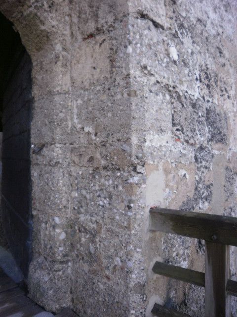 12. Haupttor: Unten Nagelfluh-, oben Kalktuffmauer (E.-J. Spindler) 12. Haupttor: Unten Nagelfluh-, oben Kalktuffmauer (E.-J. Spindler)