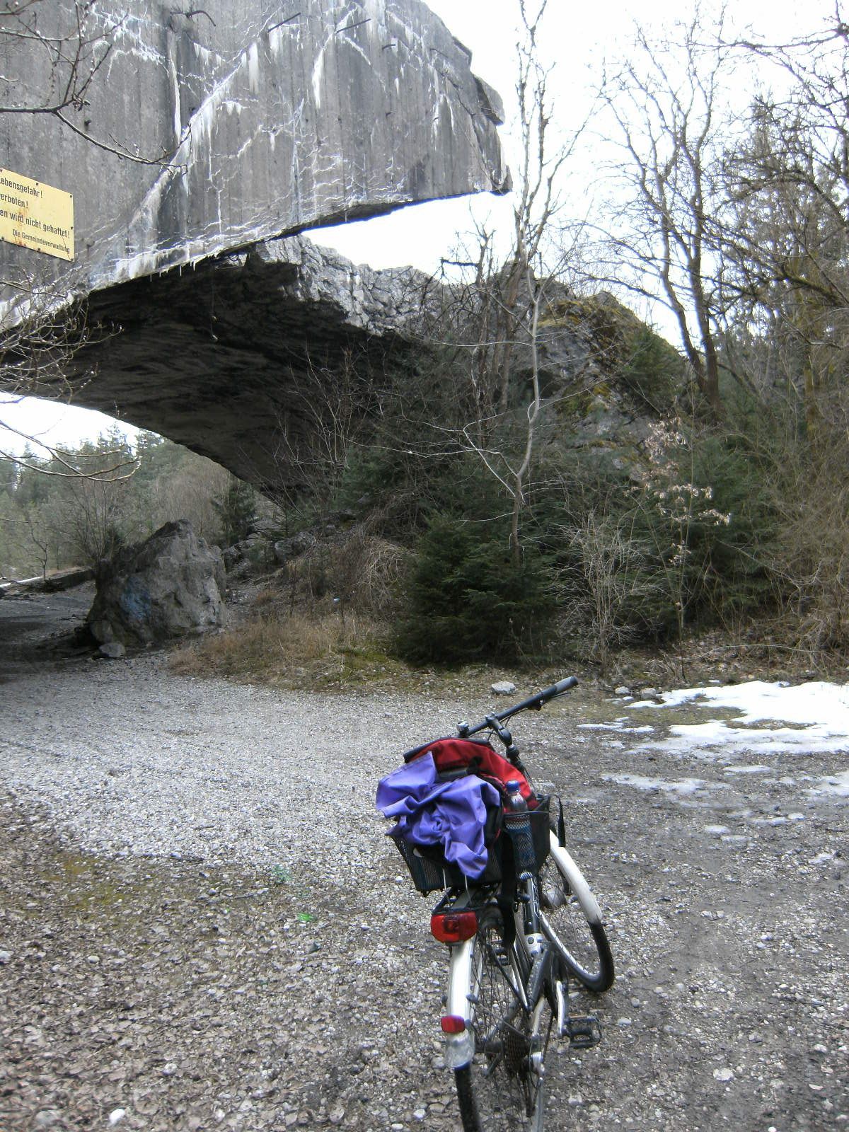 KZ-Flugzeugfabrik, Mühldorfer Hart (Ausflug 300) (Foto: E.-J. Spindler) KZ-Flugzeugfabrik im Mettenheimer Forst (Foto: E.-J. Spindler)